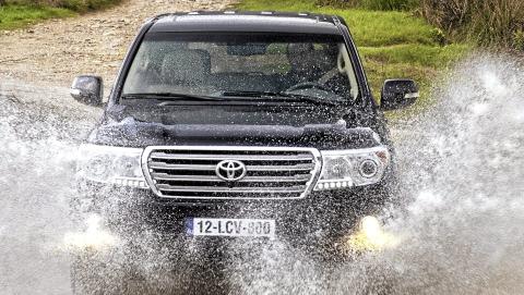 KJEMPEGADGET: Land Cruiser V8 har n�r sagt all tenkelig teknologi for framkommelighet. Foto: Toyota
