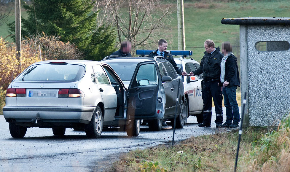 P�GREPET: Politiet ventet til en av de narkosiktede hadde g�tt i videofella f�r politifolk bev�pnet med maskinpistoler gjorde flere p�gripelser. Her blir bilen til den ene siktede, en 31 �r gammel litauer, stoppet utenfor �lesund. Foto: JOHN COLBENSEN