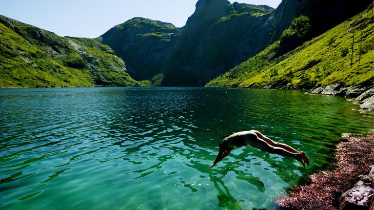 IDYLL: Med seilskipet �Christian Radich� kan du reise langs hele norskekysten, fra Oslo til Nordkapp, og bli ikke overrasket om du skimter en naken mann bade i Reinefjorden i Lofoten. Foto: METTE M�LLER
