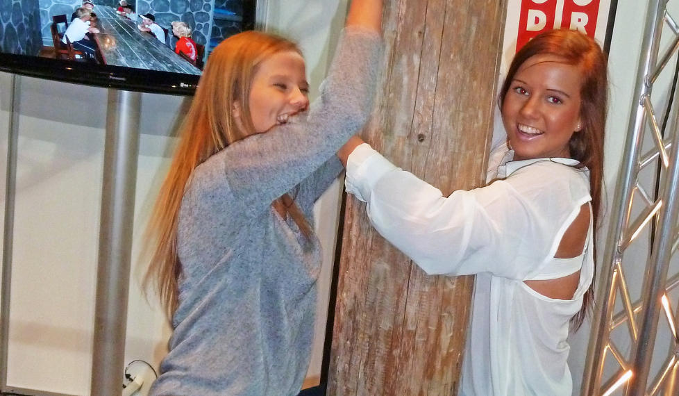 IVRIGE: 17-�ringene Miriam Gundersen (t.v.) og Veronica S. Eriksen fra Konnerud ved Drammen, pr�ver s� godt de kan � holde grepet omkring t�mmerstokken. Men det tok ikke mange sekunder f�r de ramlet ned. Foto: EIVIND PEDERSEN