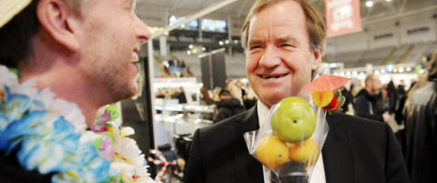 Se Norwegian-sjefen prate til en fruktdrink