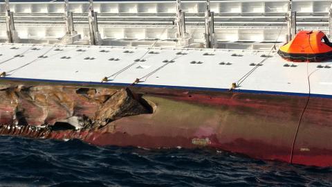  GIKK P� GRUNN:  Skadene p� Costa Concordia som f�rte til at cruiseskipet gikk p� grunn kommer tydelig frem p� bilder av skipet.  EPA/MATTEO GUIDELLI