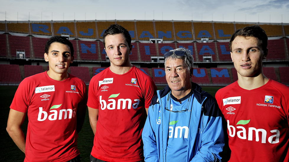 FOWLER S� P�: Mostafa Abdellaue, Even Hovland, Egil Olsen og Magnus Wolff Eikrem p� fotballstadion i Bangkok. Foto: Hans Arne Vedlog / Dagbladet