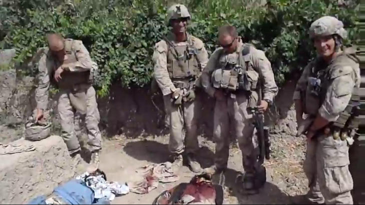 SKAPT REAKSJONER: Bildet som viser fire amerikanske som urinerer p� lik av Taliban-soldater har satt sinnene i kok rundt om i verden. Amerikanske soldater skal angivelige ogs� ha urinert p� tyske lik i Norge under andre verdenskrig. Foto: REUTERS/YouTube