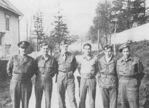 BLE CIA-SJEF: Dette private bilde som ble bragt i �rbok for Nord-Tr�ndelag historielag i
1983, viser flere av deltakerne i Operasjon Rype ved Hegge g�rd i Tr�ndelag.
William Colby, den seinere CIA-direkt�ren, st�r som nummer to fra venstre. Dagbladet understreker at personene p� bildet ikke er beskyldt for � ha urinert p� lik.