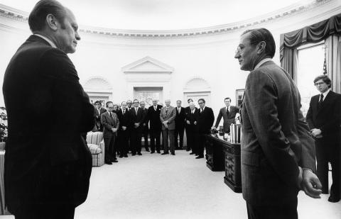 MANNEN INGEN KJENTE: William Colby ble senere sjef for CIA. Her er han i Det hvite hus sammen med president Gerald Ford  da han mottok en utmerkelse i 1976. Colbys s�nn, Carl Colby, har laget dokumentarfilmen The Man Nobody Knew: In Search of My Father, CIA Spymaster William Colby, som handlet om faren. Foto: REUTERS/First Run Features/Handout