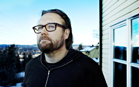 INTERVJUET �YEVITNE: Flere vitner har fortalt at de umiddelbart etter at tyskerne var blitt skutt, ble anmodet av det amerikanske befalet om � urinere p� likene, forteller journalist Ola Flym. Foto: Nina Hansen / Dagbladet