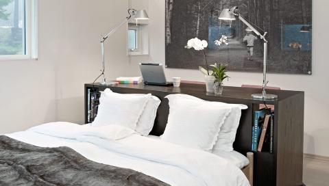 HJEMLIG JOBBSUITE: For � skape hotellf�lelse hjemme er dette rommet kombinert soverom og hjemmekontor. Bordlampene kan fungere b�de som leselys p� sengen, eller arbeidslys. Foto: Sveinung Br�then