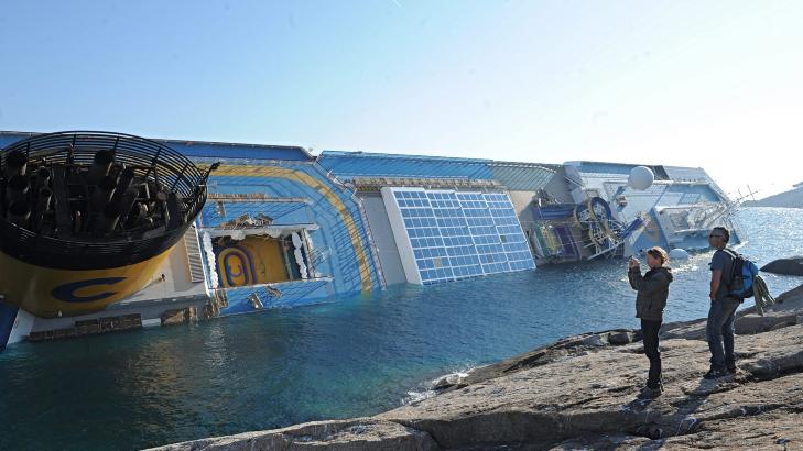 DRAMATISK EVAKUERING: Tre mennesker er bekreftet omkommet og 69 er savnet etter at Costa Concordia gikk p� et skj�r utenfor Toscana i g�r kveld. Foto: EPA/GIGLIONEWS