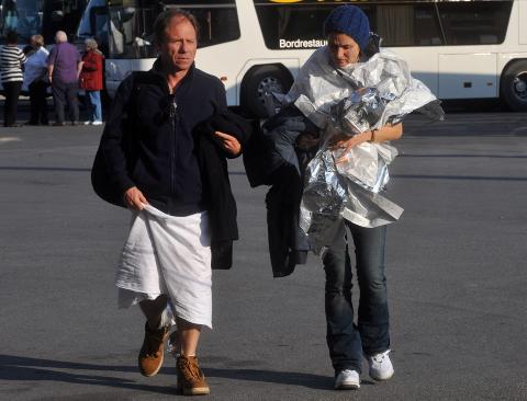 KOM I LAND: Mange av passasjerene m�tte forlate skipet uten noen av eiendelene sine. Foto: EPA/LUCA ZENNARO