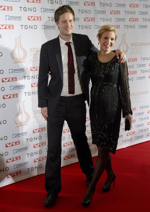 STR�LTE I L�NTE KL�R: Gravide Guri Solberg kom if�rt en sort paljettkjole l�nt av en stylistvenninne i TV 2. Foto: �istein Monsen / Dagbladet
