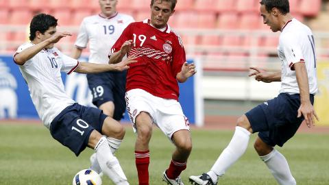 UAVGJORT: Danmarks Jakob Poulsen i duell med Tarik Elyounoussi og Tore Reginiussen. Foto:   EPA/RUNGROJ YONGRIT