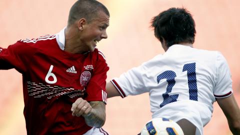 DUELL: Dennis Flinta og Lars Vilsvik. Foto:  EPA/RUNGROJ YONGRIT