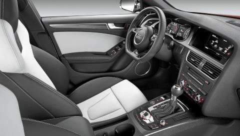 TYPISK AUDI: Interi�ret er i ypperste klasse. Sportstolene i skinn har god st�tte og materialkvaliteten helt topp. FOTO: Audi