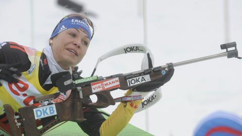 SKJ�T FEIL: Magdalena Neuner �dela sitt eget l�p - og nesten konkurrentenes - da hun skj�t p� feil skive. Foto: AFP PHOTO / MICHAL CIZEK