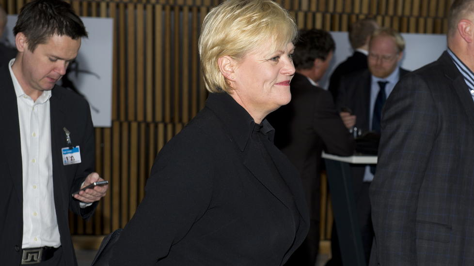 BA GISKE OM NOTAT: Kristin Halvorsen ville diskutere alternativer til Telenors TV2-salg med statsminister Jens Stoltenberg, og ba derfor Trond Giske om et notat med orienting om saken og om mulige alternative l�sninger. Her er hun og statssekret�r Roger Sandum p� plass p� Operaen under NHOs �rskonferanse. Foto: �istein Norum Monsen / DAGBLADET