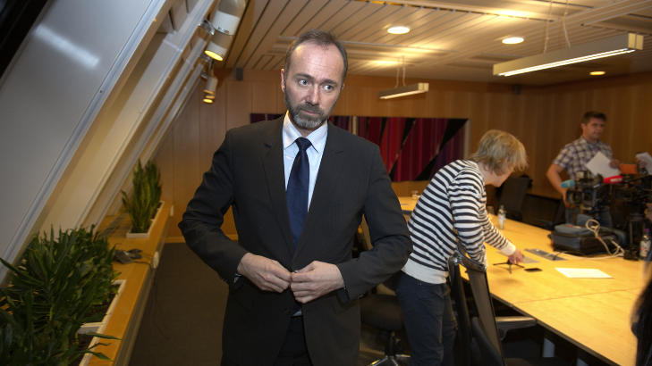 LA FRAM SMS-BEVIS: Trond Giske m�tte fredag kveld forsvare seg etter nachspiel-p�standene. Styreleder i Telenor harald Norvik gikk til motangrep p� Giske etter p�standene under en pressekonferanse. Foto: �istein Norum Monsen / DAGBLADET