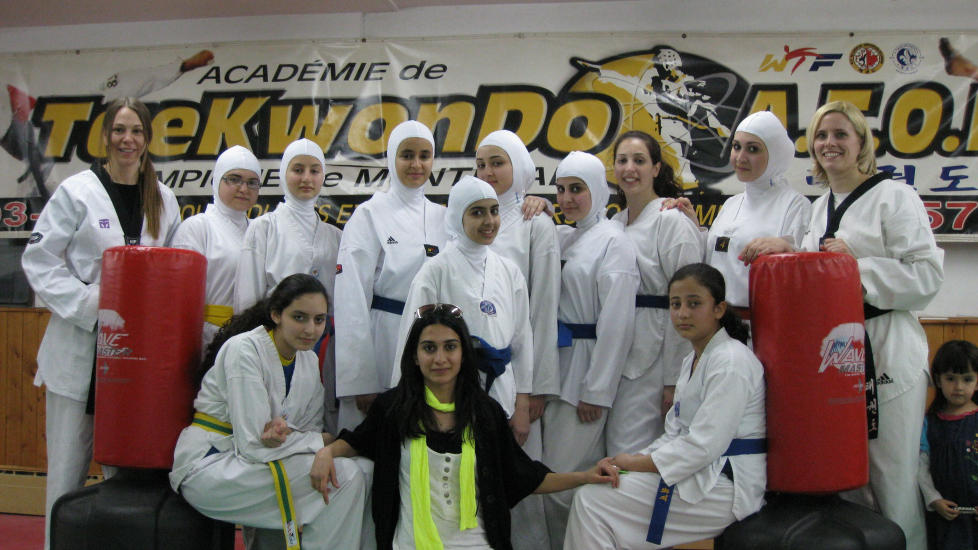  SPORTSHIJAB:  Denne drakta med hijab ble l�sning for en tae kwondo-klubb i Montreal i Canada for � f� med jenter fra musimske milj�er i idretten. Klubben ble f�rst eksludert fra sitt forbund i Canda for � tillate tradisjonell hijab. Denne moderne l�sningen av hijab ble godtatt i april 2011. FOTO: Geraldine Woessner, AFP/SCANPIX.