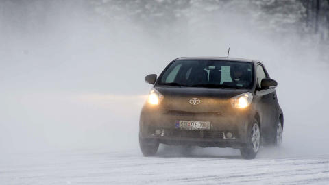 ER DET IKKE..: Jo, du har helt rett. Det du ser er en liten Toyota IQ p� isbane - med ispigger! Foto: �ISTEIN NORUM MONSEN
