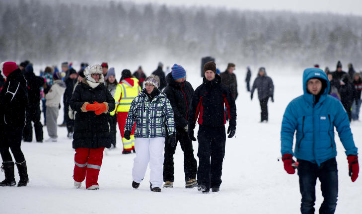 FOLKSOMT: Kuldegrader og skiftende v�rforhold til tross - over 500 skuelystne fant veien til isbanen p� Vurrusj�en. Til sammenligning har bygda rundt 300 fastboende. Foto: �ISTEIN NORUM MONSEN