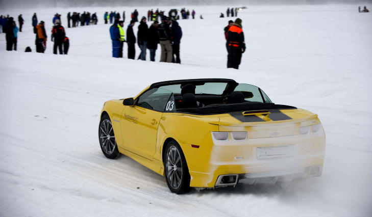 TOPPL�S: V�r videomann �istein fikk noen runder i en Chevrolet Camaro SS Cab med 400 hester! 17 minusgrader var ikke nok til � beholde taket p�. For en bil! Foto: �ISTEIN NORUM MONSEN