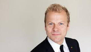 KRITISK: NHO er ikke bare irrelevante, de er inkompetente, skriver Heikki Holm�s.