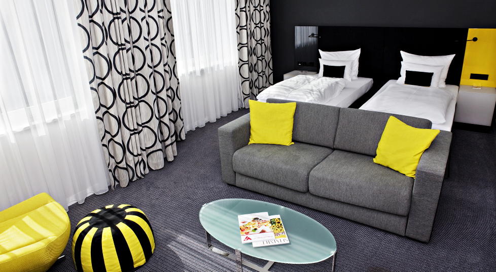 IKKE BEIGE: Andel's Hotel satser friskt p� farger og beskriver interi�ret sitt som retromoderne. Det er interi�rarkitekter fra firmaet Jestico   Whiles som st�r bak innredningen.