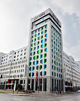 ANDEL'S HOTEL I BERLIN: S� stort at det framst�r som upersonlig, men et paradis for B-mennesker. Her varer frokosten helt til klokka ett.