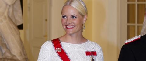 - Mette-Marit vamper seg opp med sensuelle r�de lepper