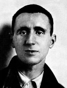 Bertolt Brecht settes opp på teatrene og feires i alle kanaler.