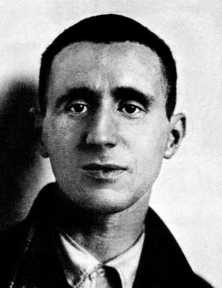 Bertolt Brecht settes opp på teatrene og feires i alle kanaler.