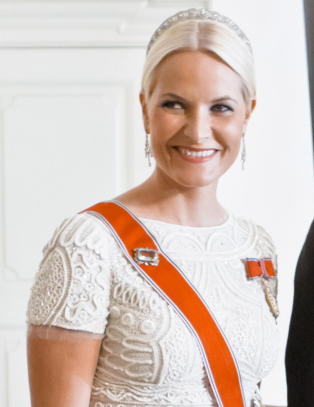 - Mette-Marit vamper seg opp med sensuelle r�de lepper