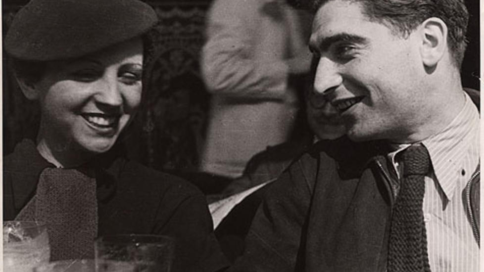 SAMARBEID: Fotografene Gerta Taro og Robert Capa jobbet sammen ved fronten under den spanske borgerkrigen. Deres forhold er skildret i romanen �Vente p� Robert Capa�.