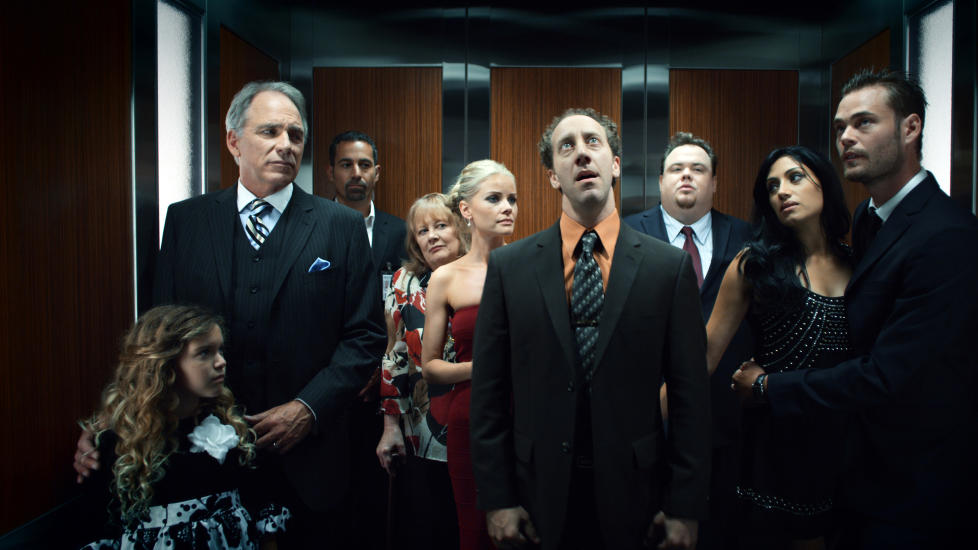 NI LIV: Et knippe partygjester blir sittende heisfast i Stig Svendsens �Elevator�.