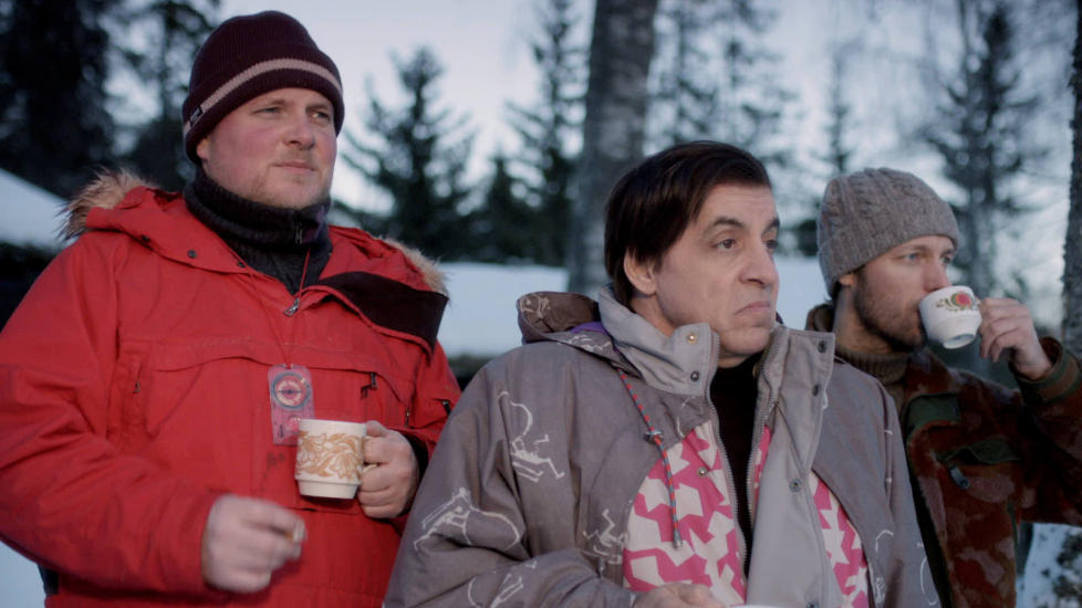 F�RST I NORGE LIKEVEL: Steven �Little Steven� van Zandt (kjent fra �Sopranos� og Bruce Springsteens E-Street Band) spiller mafioso i eksil i �Lilyhammer�, her flankert av Steinar Sagen og Trond Fausa Aurv�g. N� har NRK l�st konflikten med Rubicon, og sender serien fra onsdag 25. januar. Foto: Rubicon