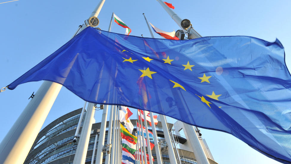 FALLER: Ratingbyr�et Standard & Poor's har nedgradert EFES fondet til AA. Foto: AFP PHOTO/Scanpix.