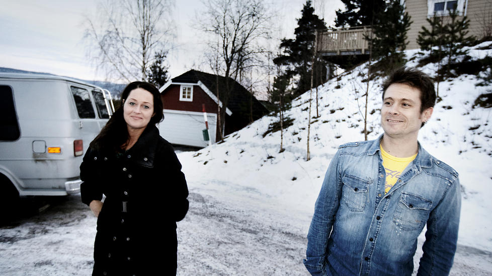 T�FFE TAK: Plumbo-vokalist Lars-Erik Blokkhus sammen med samboer Laila Merete Brox. De siste dagene har Blokkhus v�rt n�dt til � sl� av mobilen for � f� f� tid til familien.
Foto: Christian Roth Christensen / Dagbladet
