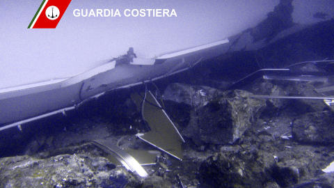  P� BUNNEN:  Italiensk politi la i g�r kveld ut nye dykkerbilder av skadene p� Costa Concordia utvendig og innvendig. Foto: Guardia Costiera/REUTERS/SCANPIX.