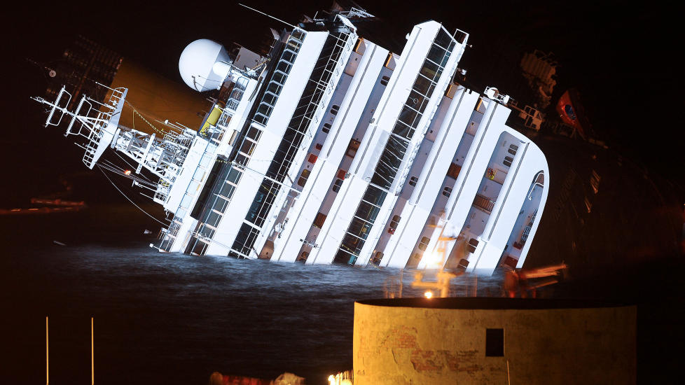  KAN SKLI AV GRUNN OG SYNKE:  Costa Concordia sett fra land seint i g�r kveld. N� skal verdens kanskje mest kjente bergingsselskap Smit fors�ke � redde det 290 meter lange og 17 dekk h�ye skipet. FOTO: ANDREAS SOLARO, AFP/SCANPIX.