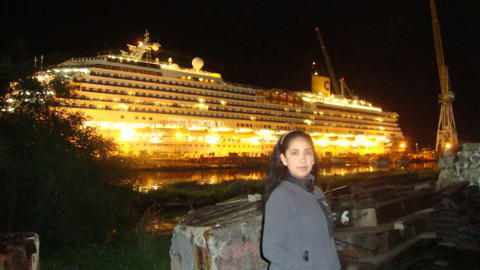  SAVNET:  Erika Soria fra Peru, som jobbet ombord, er av av de savnede etter skipskatastrofen fredag. Her p� et udatert bilde fra familien med Costa Concordia i bakgrunnen. FOTO: REUTERS/SCANPIX.