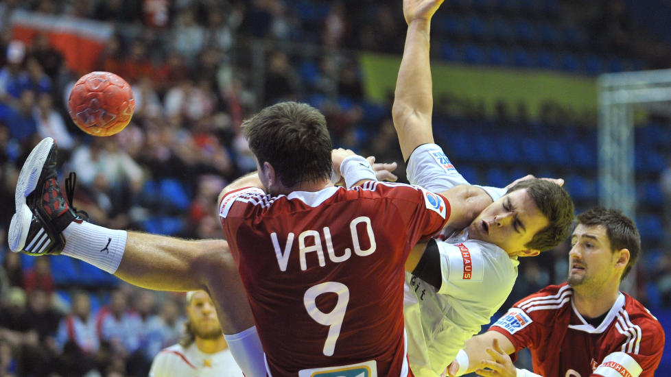 FORVENTER T�FF KAMP: Danmark og Rasmus Lauge Schmidt fikk merke t�ft forsvarsspill ogs� mot Slovakia, men mot Serbia i kveld tror danskene det blir mye verre.Foto: SCANPIX/AFP/ANDREJ ISAKOVIC
