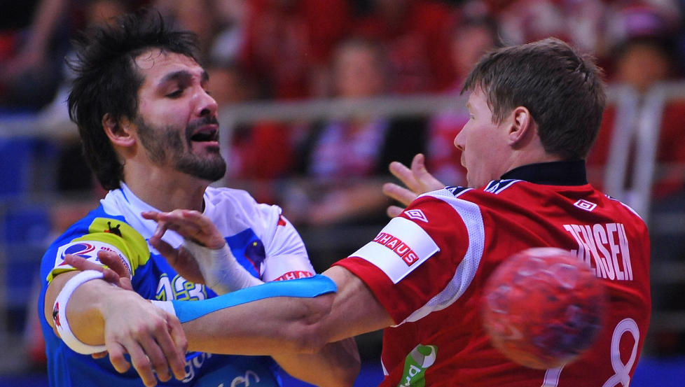 T�FF TYPE: Johnny Jensens r�de kort mot Slovenia gj�r at han m� st� over mot Island i morgen. Her i duell med David Spiler.Foto: SCANPIX/AFP/ANDREJ ISAKOVIC