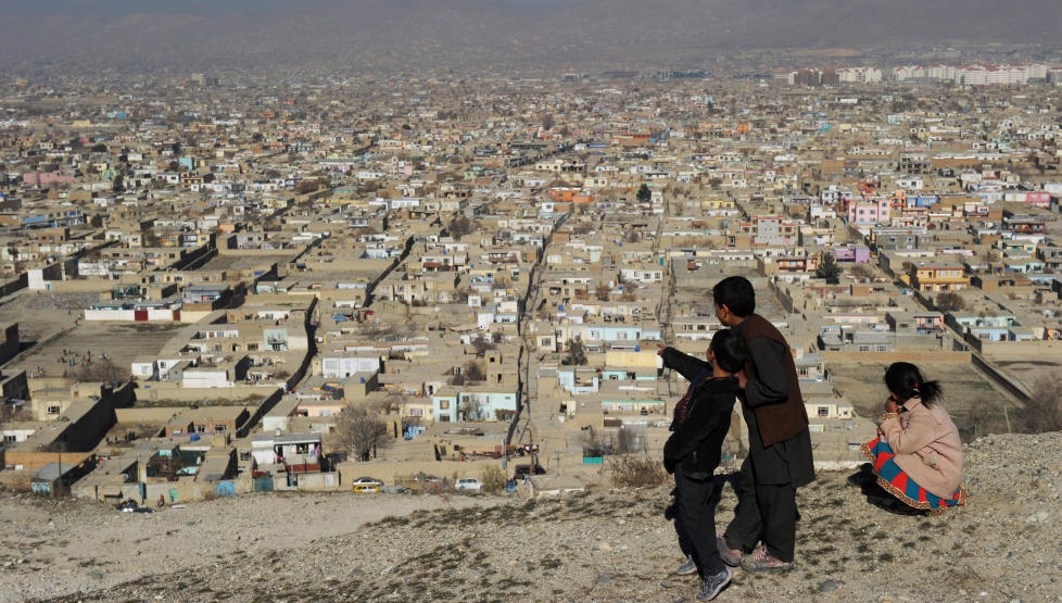 HVERDAGSLIV:  Tre barn skuer utover Kabul. �Mediebildet fra Afghanistan gir ofte et altfor politisert bilde av en hverdag som i bunn og grunn er alt annet enn politisk for mange,� skriver kronikkforfatteren. Foto: Roberto Schmidt/AFP/Scanpix