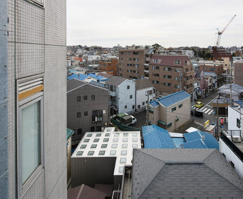 SIDELEIE: Fra h�yden ser Daylight House ut som om noen har tippet det over p� siden. Foto: Takeshi Hosaka Architects