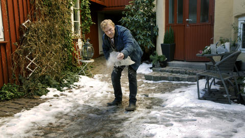 VAKTMESTER: Sven Nordin har tatt p� seg rollen som vaktmester i g�rden de bor i. Etter en lang vinter, har han endelig tid til � str�. Det setter kona Torhild Strand pris p�. Foto: Steinar Buholm / Dagbladet.