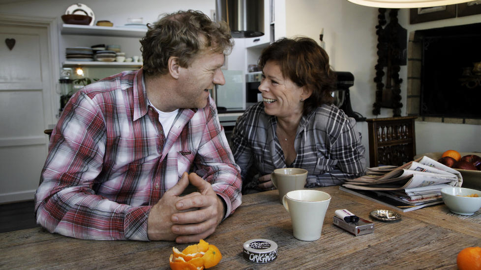 SNAKKER SAMMEN:  Sven Nordin og kona Torhild Strand bruker � ta en stopp ved kj�kkenbordet om kvelden for � snakke om alt mellom himmel og jord.
Foto: Steinar Buholm / Dagbladet.
