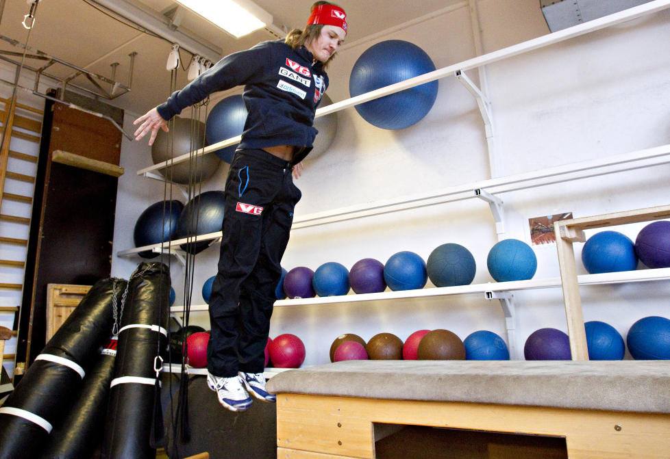 I AKSJON IGJEN: Tom Hilde f�r ikke lov til � bruke vekter eller belaste ryggen mye, men spensthopp opp p� kasse g�r greit. Foto: Torbj�rn Berg / Dagbladet