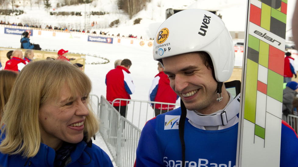 KLAR FOR ZAKOPANE: Vegard Swensen erstatter Bj�rn Einar Rom�ren i helgas verdenscup. Her etter � ha v�rt f�rste mann ut i verdens st�rste hoppbakke i Vikersund, sammen med kulturminister Anniken Huitfeldt. 
Foto: Terje Bendiksby / Scanpix