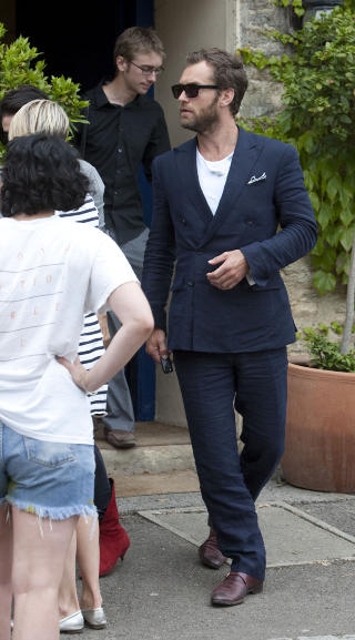 AVSLAPPET: Jude Law viser hvordan man kan se avslappet ut p� en bra m�te. Foto: Stella Pictures