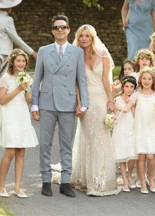 BRYLLUPSDRESSEN: Jamie Hince og Kate Moss p� den store dagen i sommer. Foto: Stella Pictures